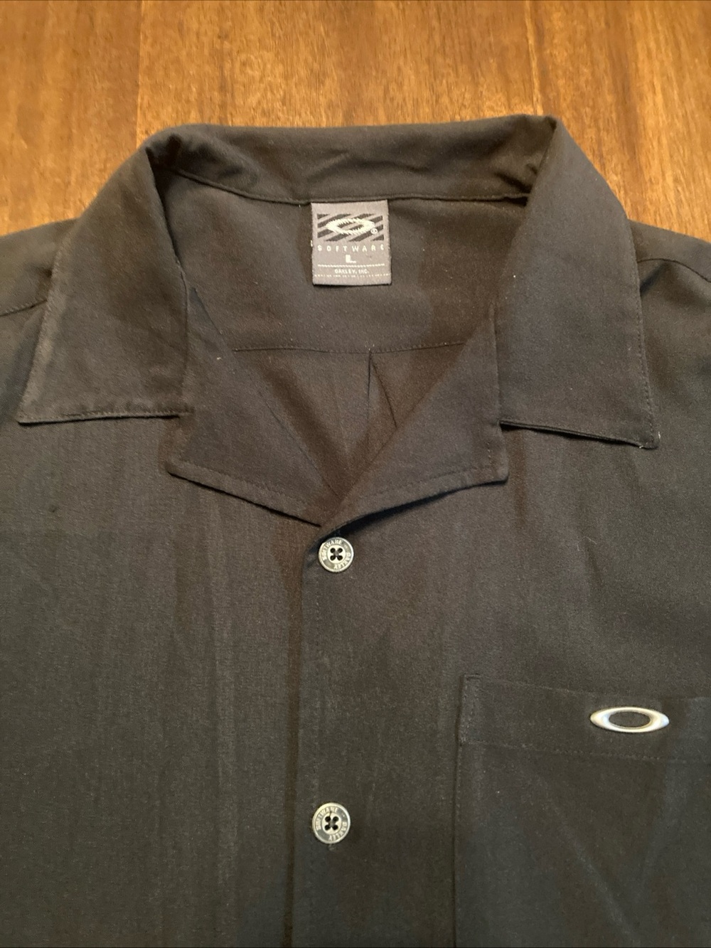 VTG Oakley SOFTWARE Black Button-Up Camp Shirt with Pocket Logo